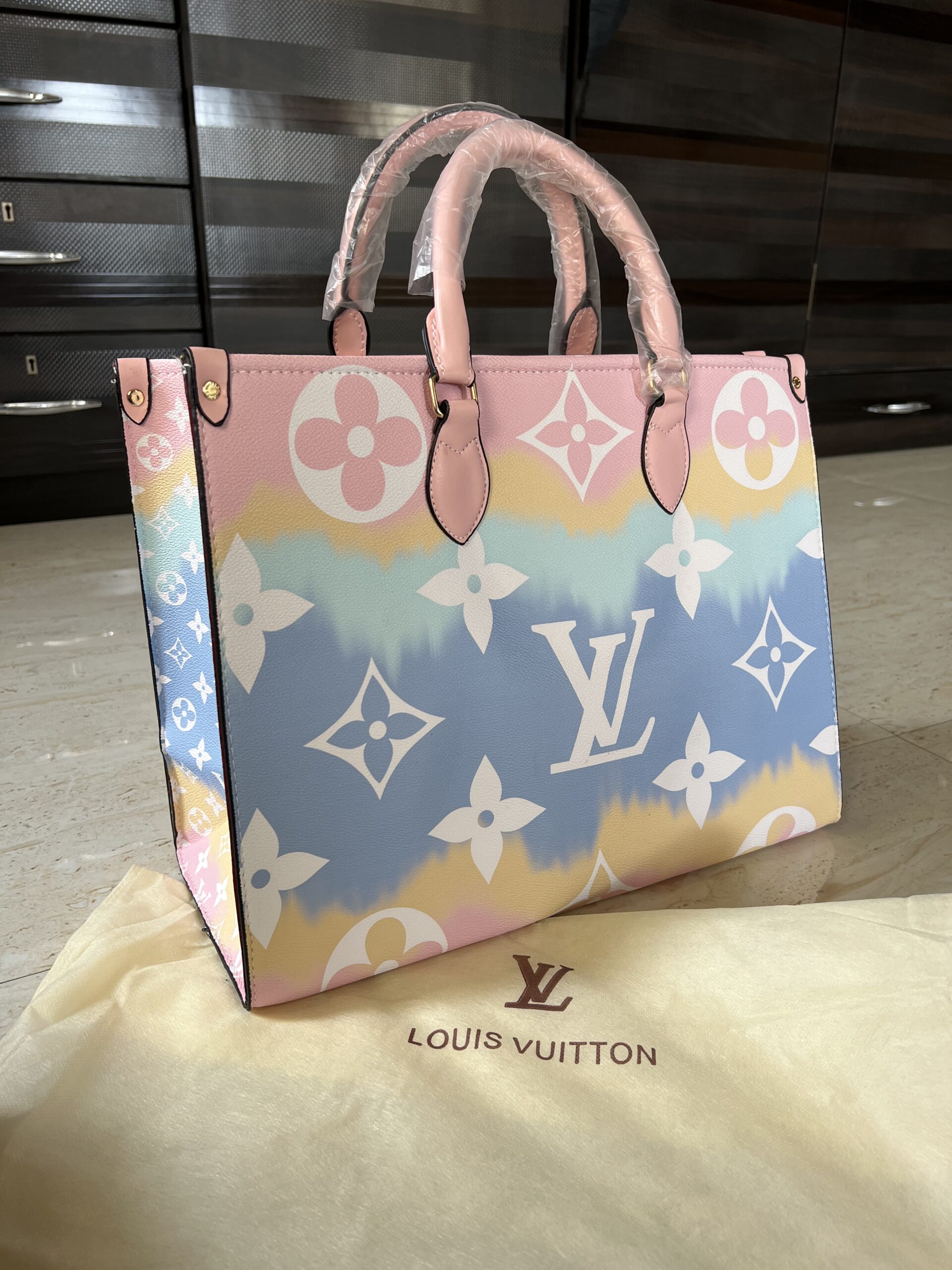 LOUIS VUITTON Escale Onthego GM Monogram Shoulder Bag Pastel